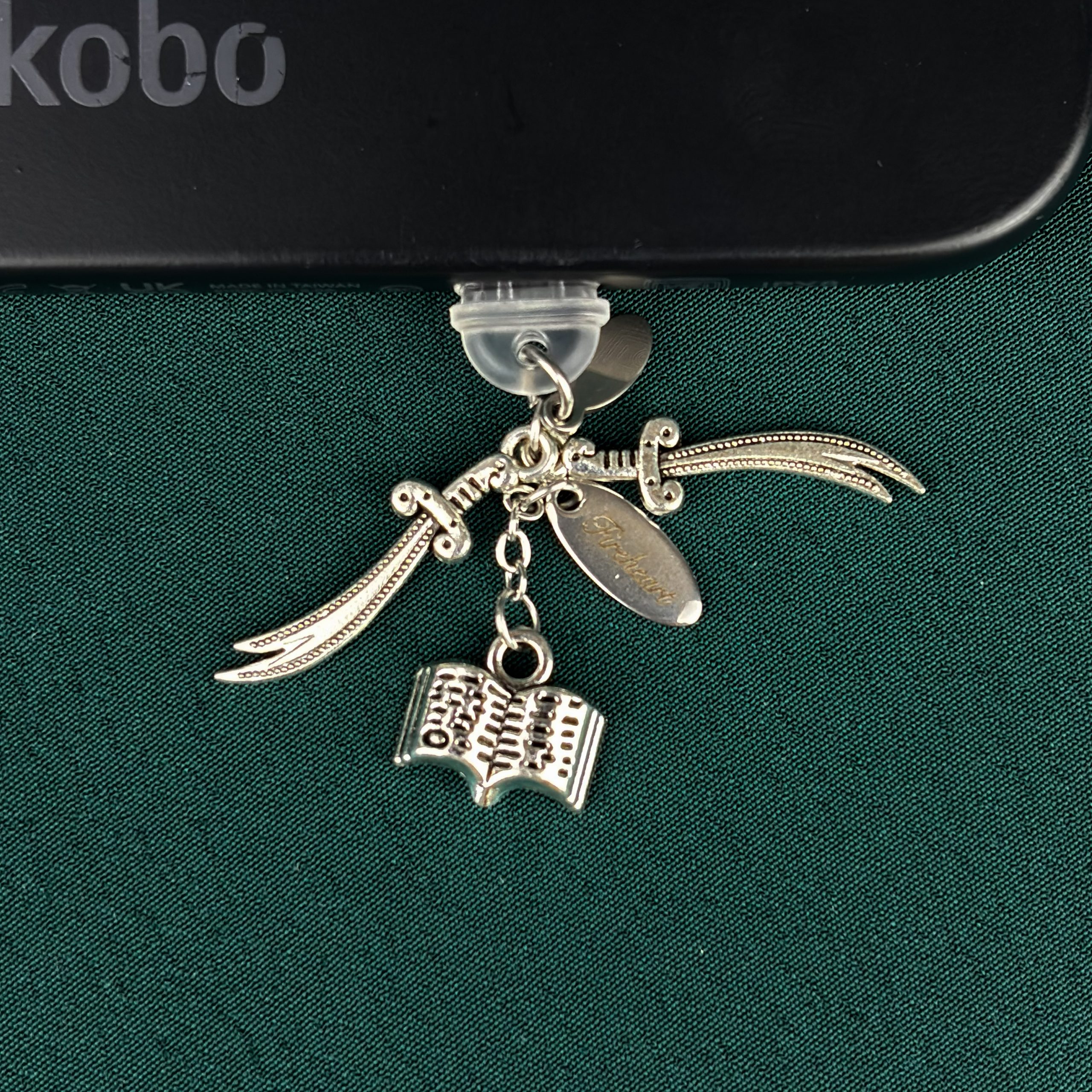 Throne of Glass dustcharm