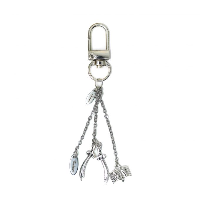 Blades KeyCharm Throne of Glass featuring Aelin’s curved blades, Fireheart tag, and book